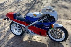 1_Honda-RC30-